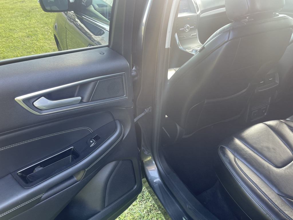 2020 Ford Edge Titanium photo 28