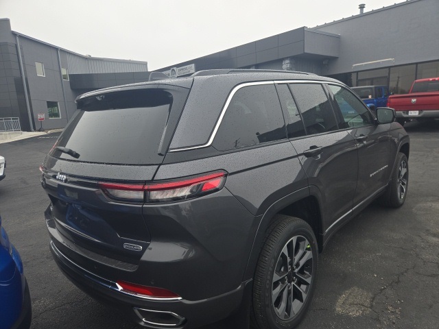 2025 Jeep Grand Cherokee Overland photo 3
