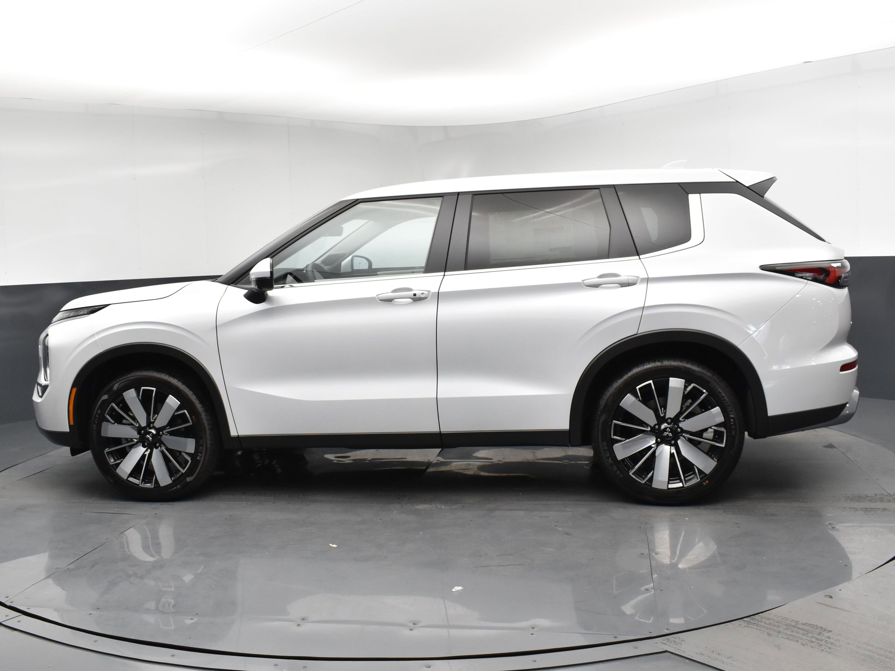 2025 Mitsubishi Outlander SE photo 4