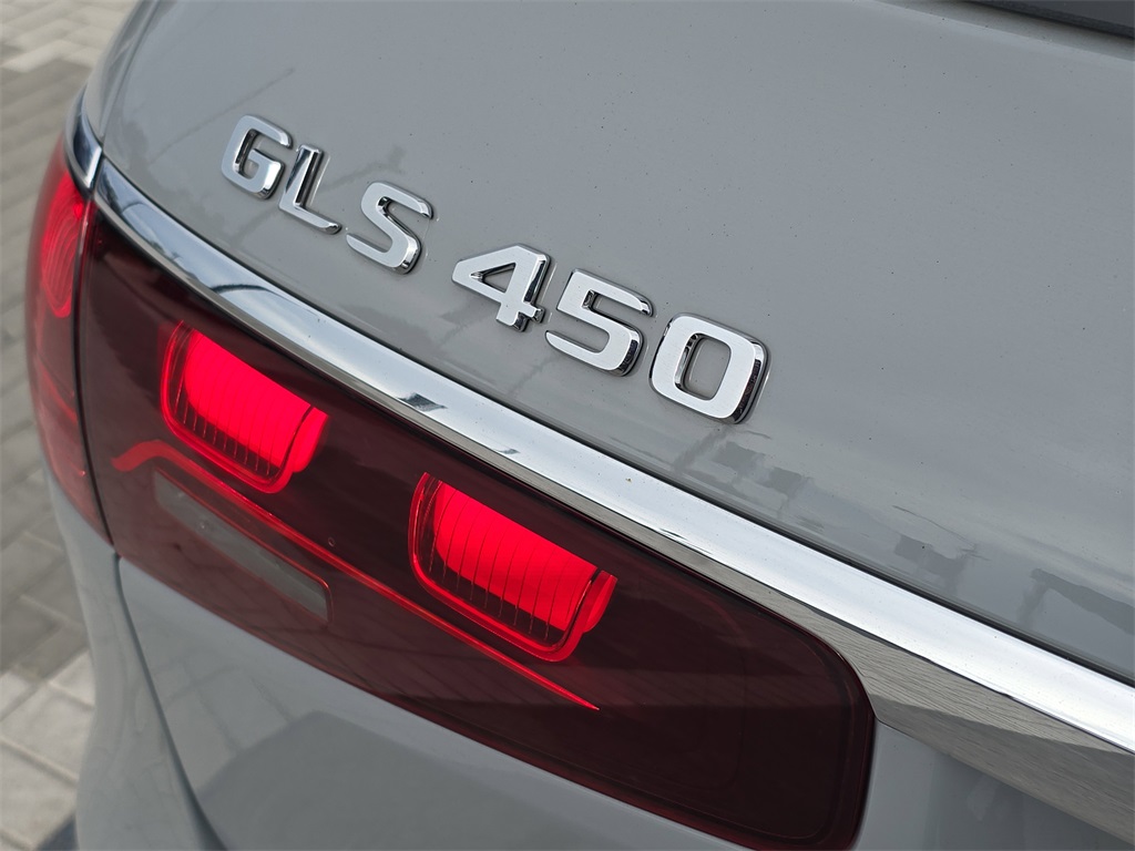 2025 Mercedes Benz GLS 450 4MATIC photo 5