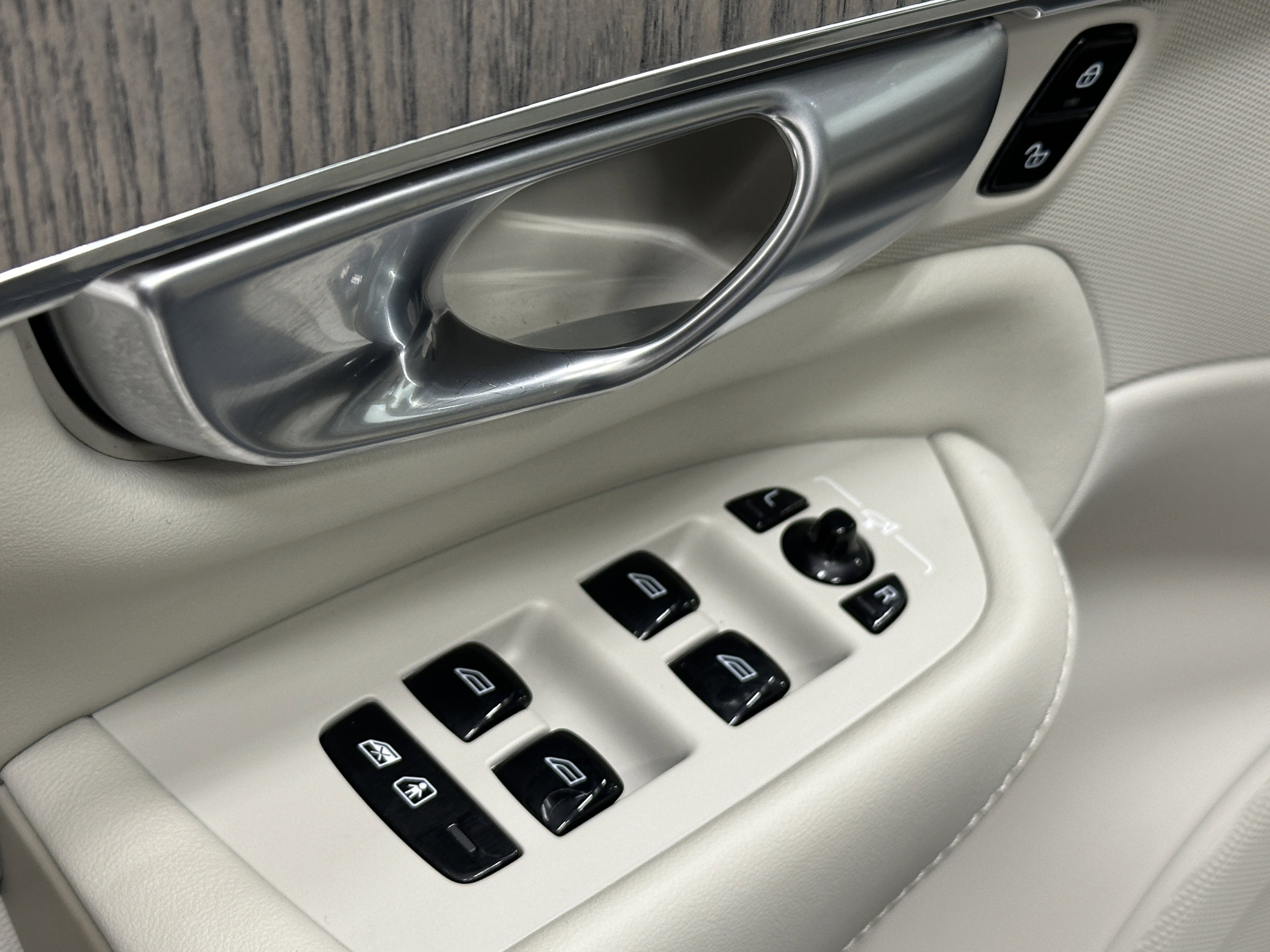 2024 Volvo XC90 Ultimate photo 9