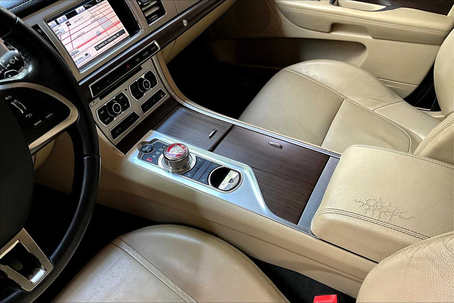 2012 Jaguar XF photo 16