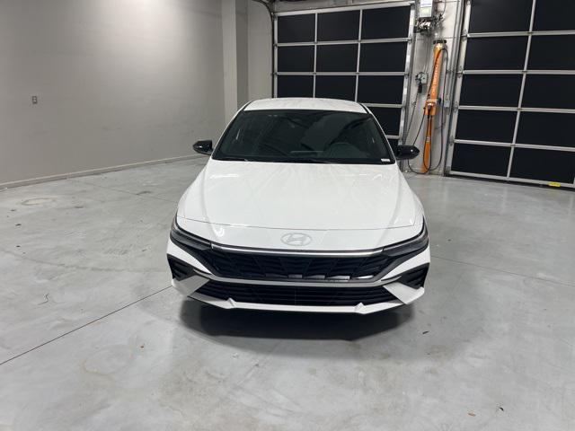 2025 Hyundai Elantra SEL Sport photo 2