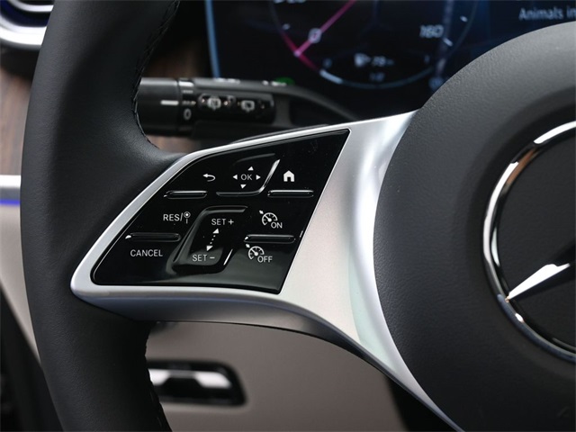 2025 Mercedes Benz GLC 300 photo 2