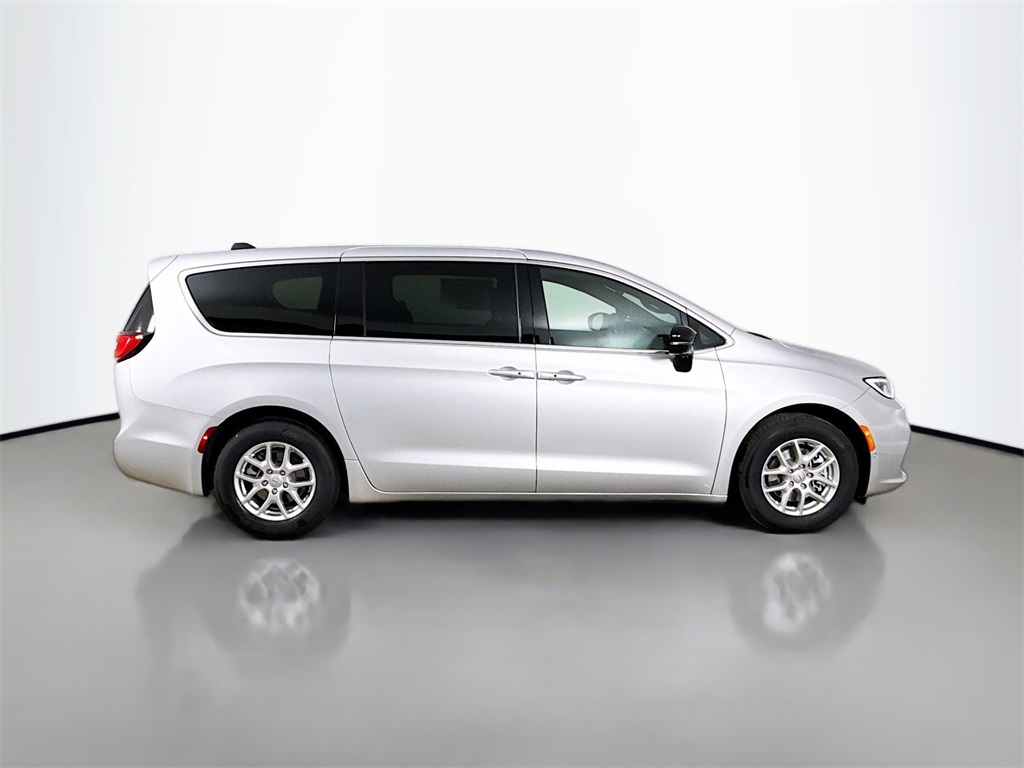 2026 Chrysler Pacifica photo 3