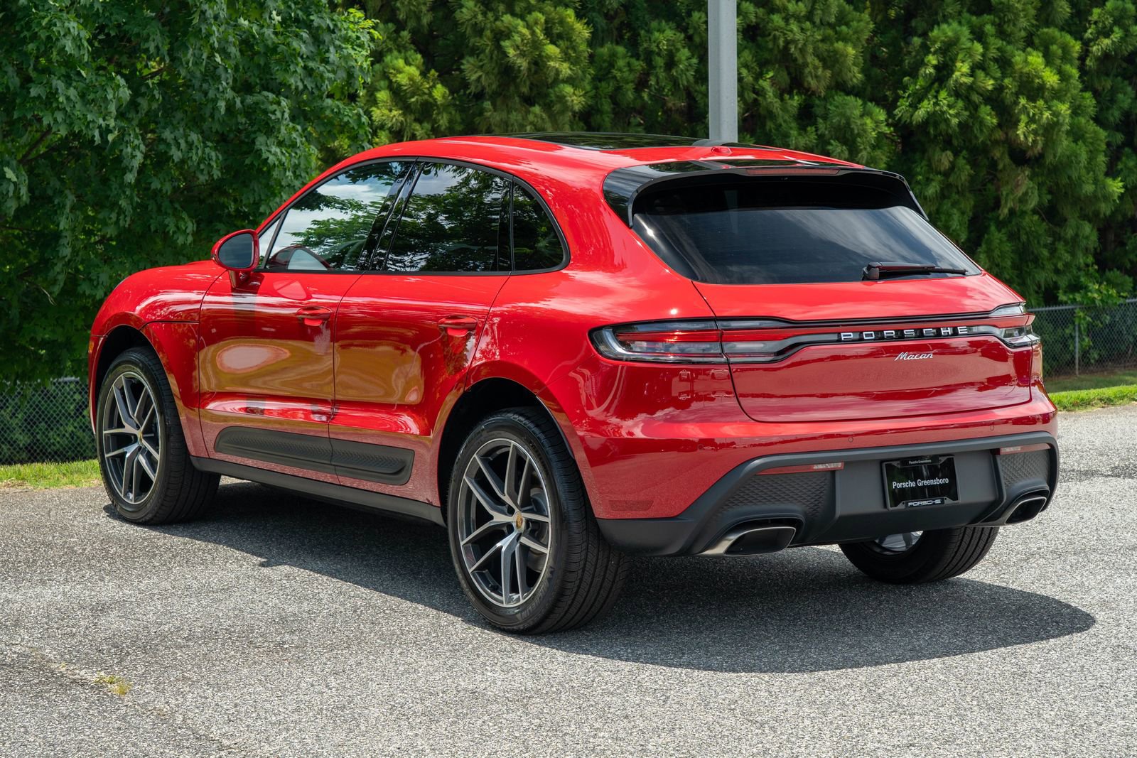 2025 Porsche Macan Base photo 3