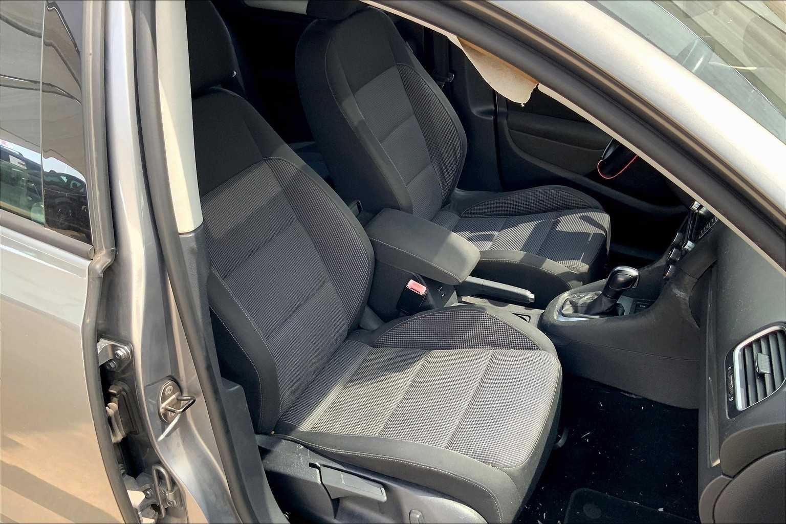 2012 Volkswagen Golf photo 8