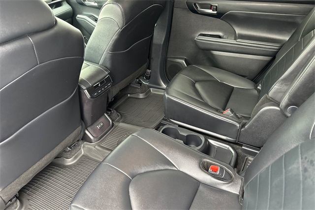 2025 Toyota Highlander XLE photo 12