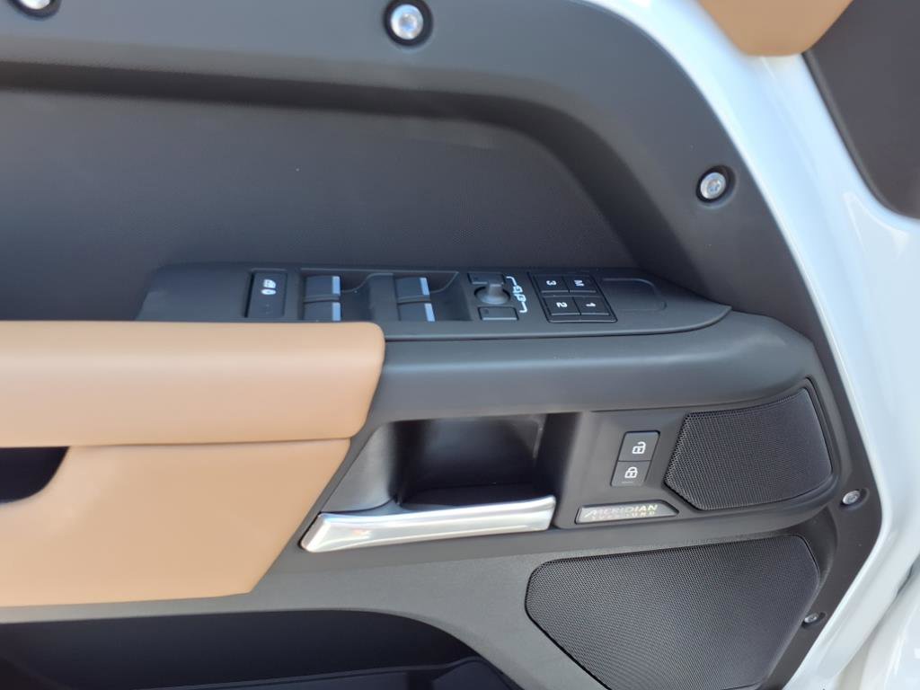 2025 Land Rover Defender 110 X-Dynamic SE photo 14