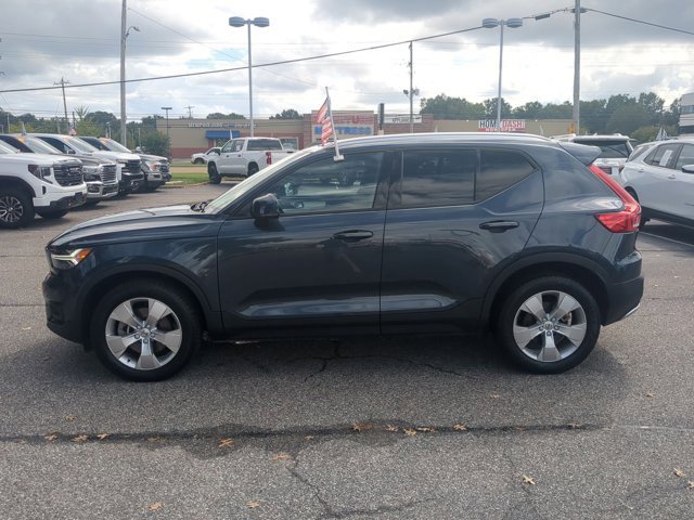 2022 Volvo XC40 Momentum photo 4