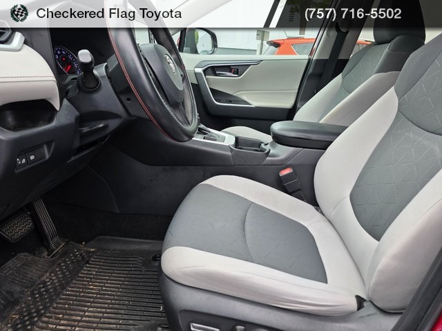2020 Toyota RAV4 XLE photo 8