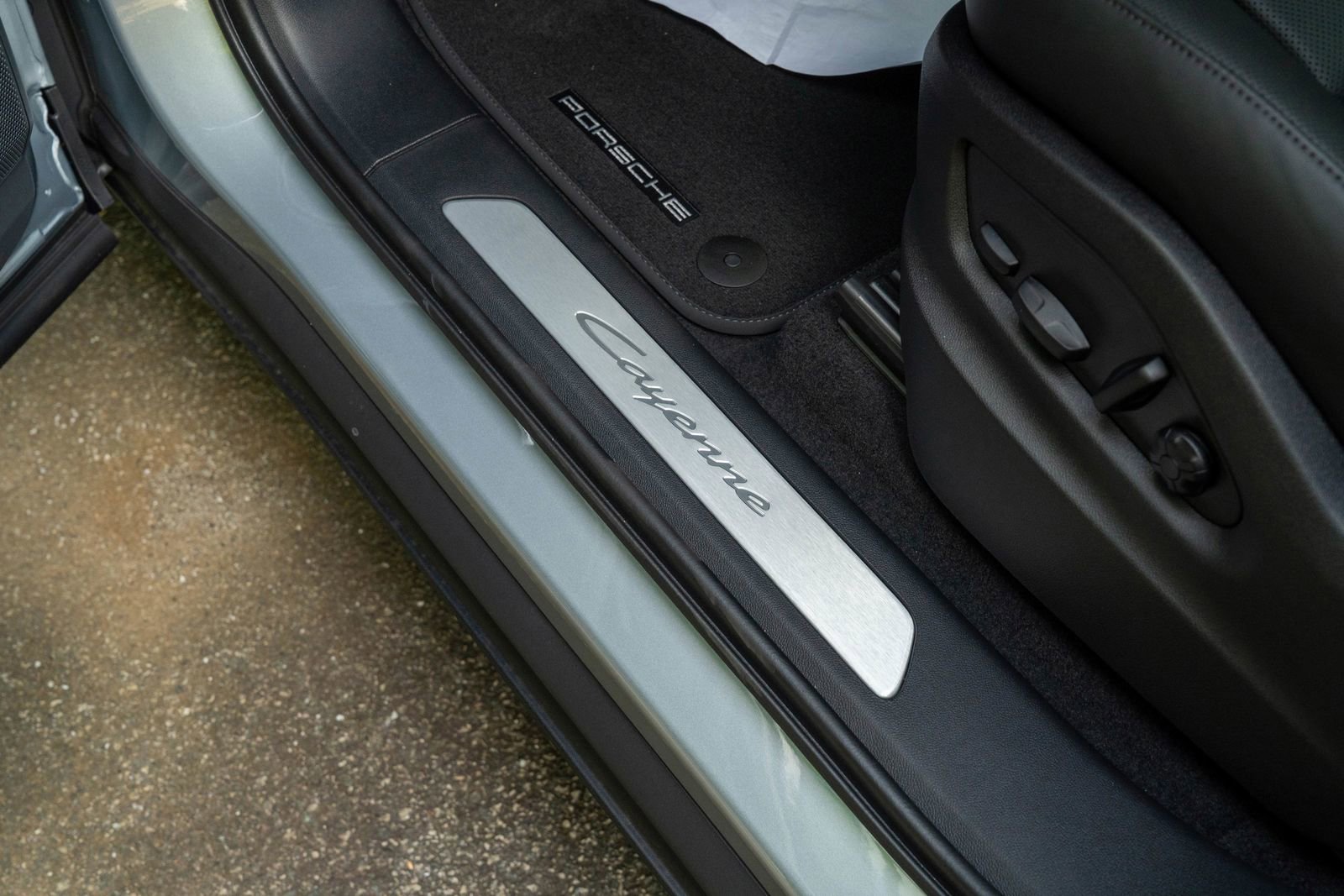 2026 Porsche Cayenne Base photo 22