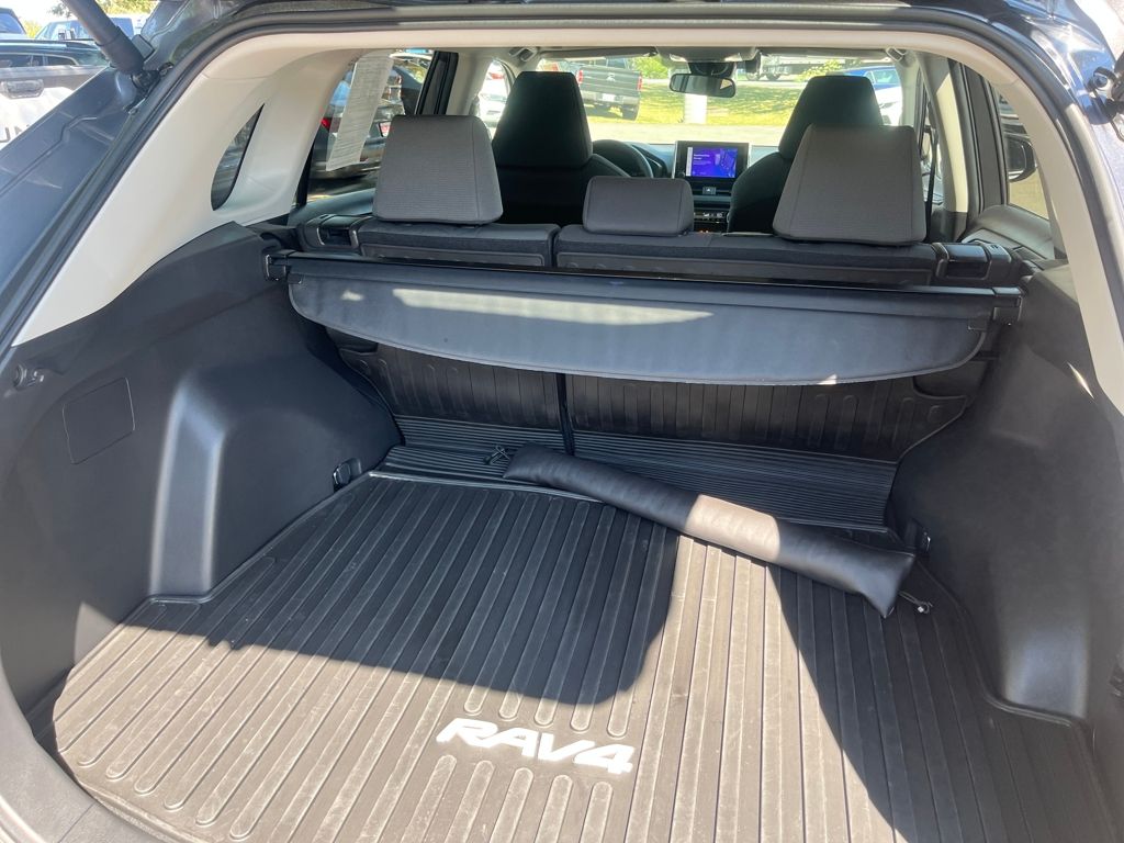 2024 Toyota RAV4 XLE photo 18