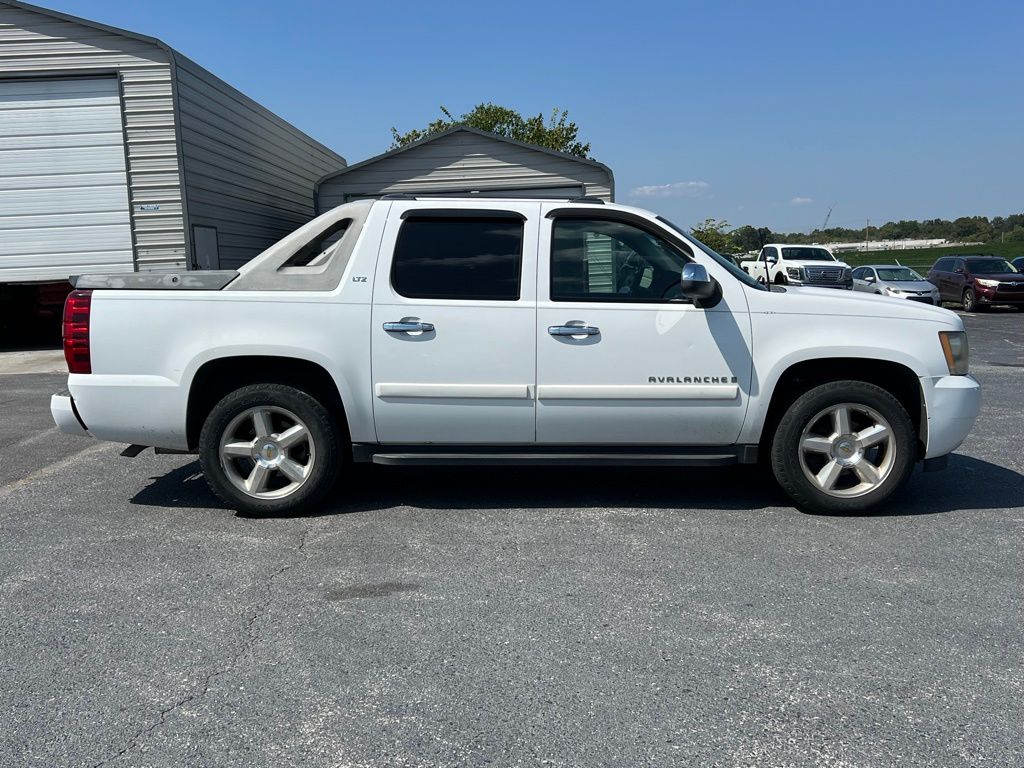 2008 Chevrolet Avalanche LTZ photo 3