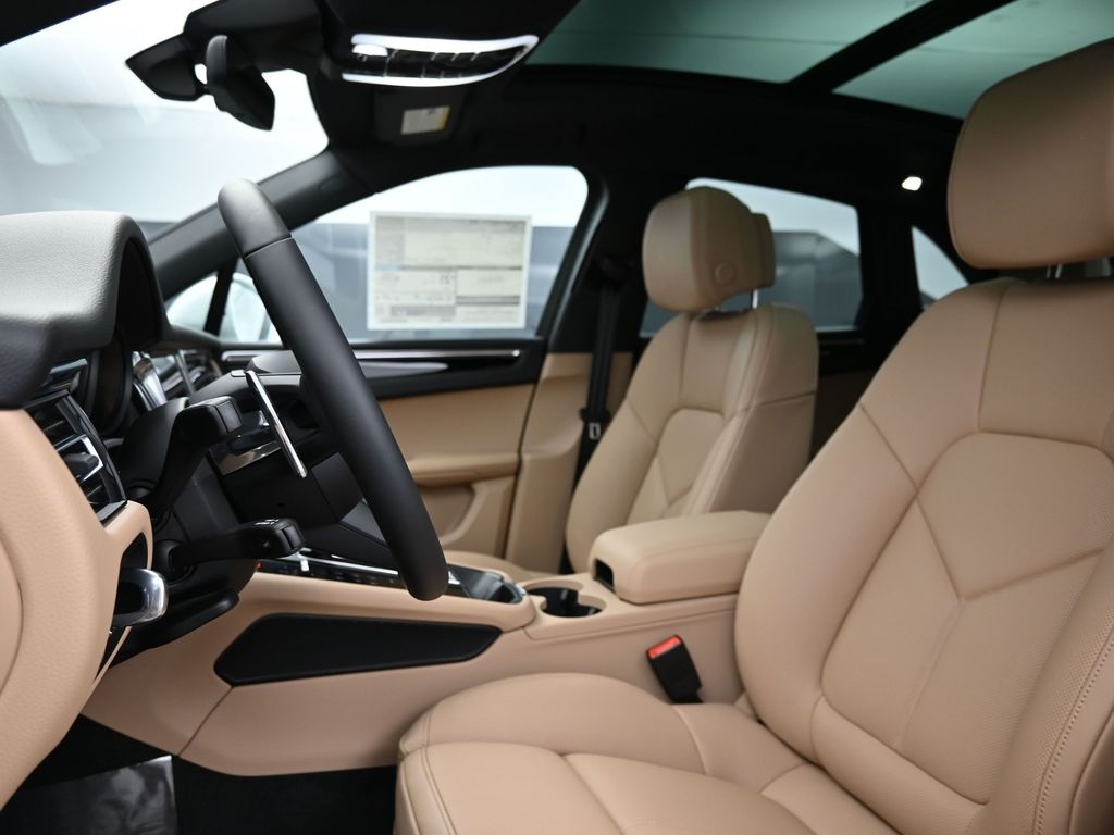 2026 Porsche Macan T photo 4