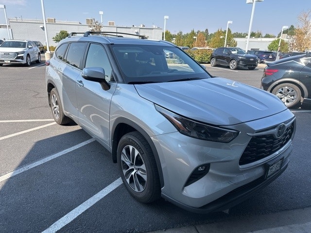 2023 Toyota Highlander XLE photo 3