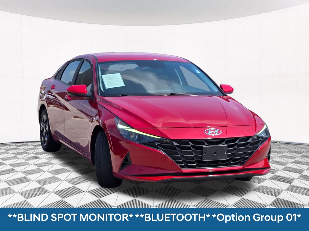 2023 Hyundai Elantra SEL photo 3