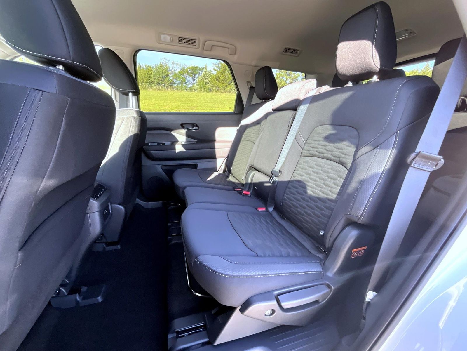 2025 Nissan Pathfinder SV photo 11