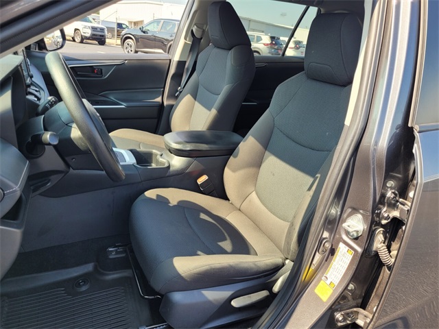 2022 Toyota RAV4 LE photo 7