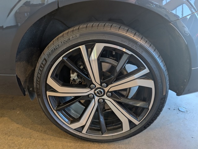 2022 Volvo XC60 R-Design photo 8