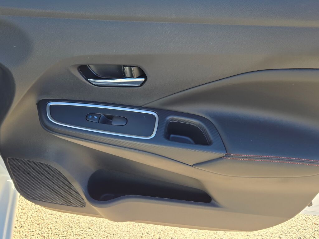 2025 Nissan Versa SR photo 4