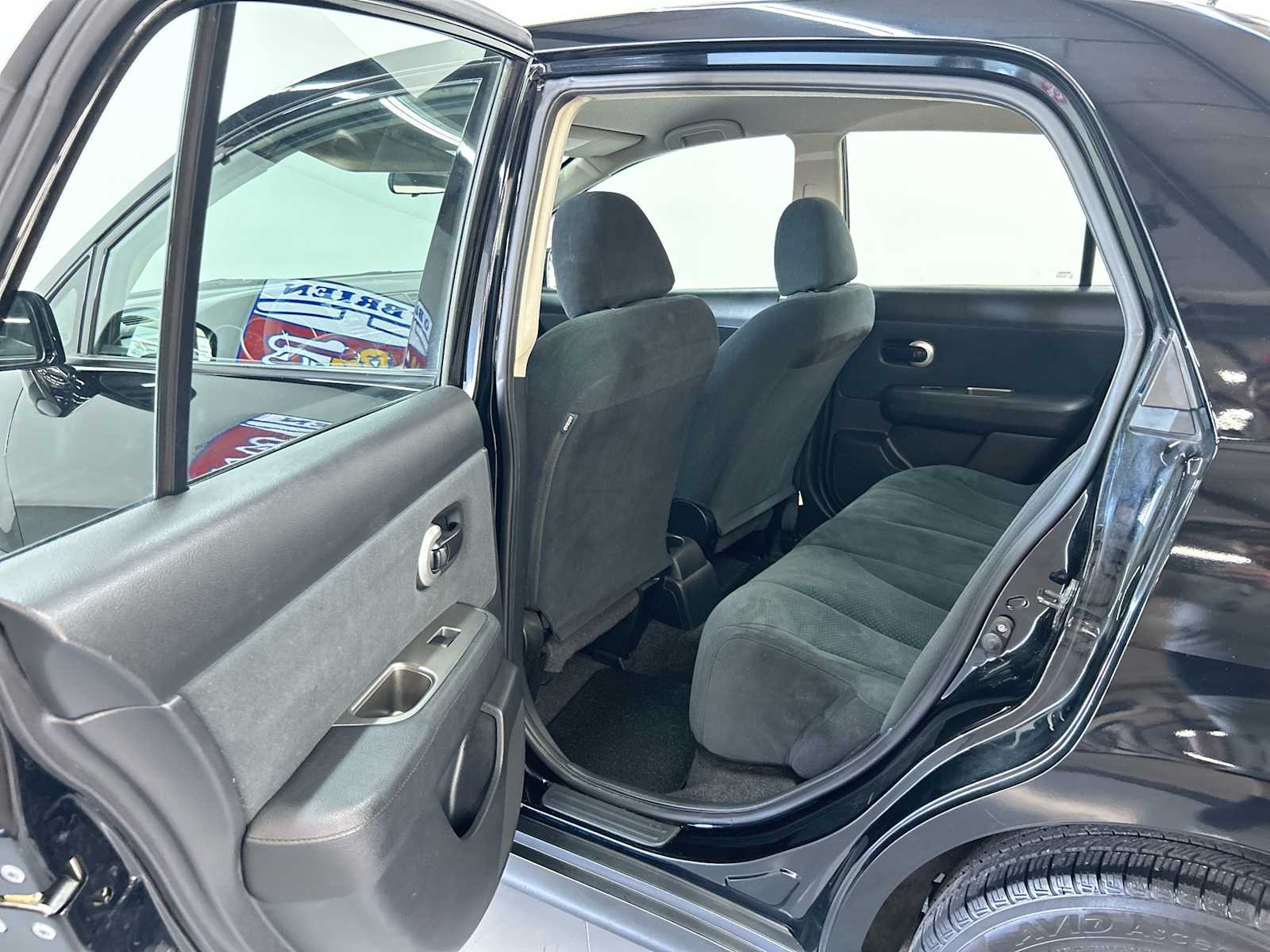 2011 Nissan Versa 1.8 S photo 16