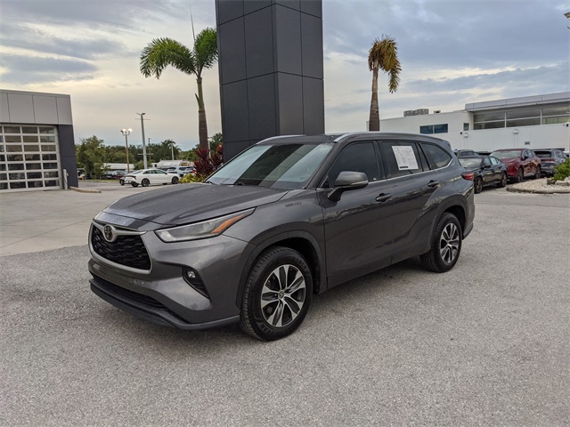 2021 Toyota Highlander XLE photo 2