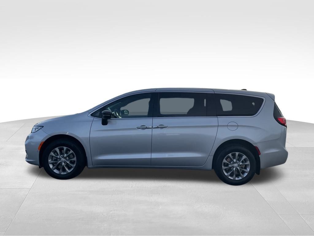 2026 Chrysler Pacifica photo 2