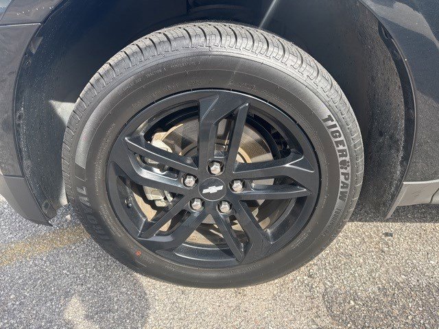 2017 Chevrolet Equinox LT photo 2