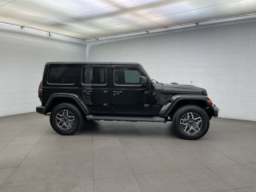 2025 Jeep Wrangler Sahara photo 2