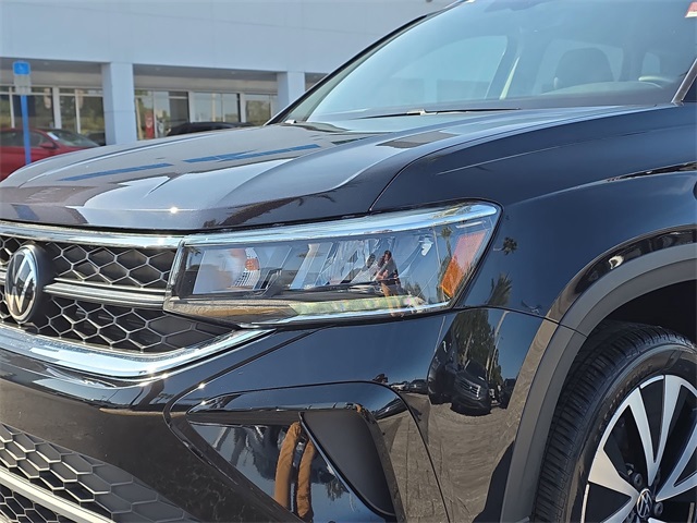 2023 Volkswagen Taos SE photo 3