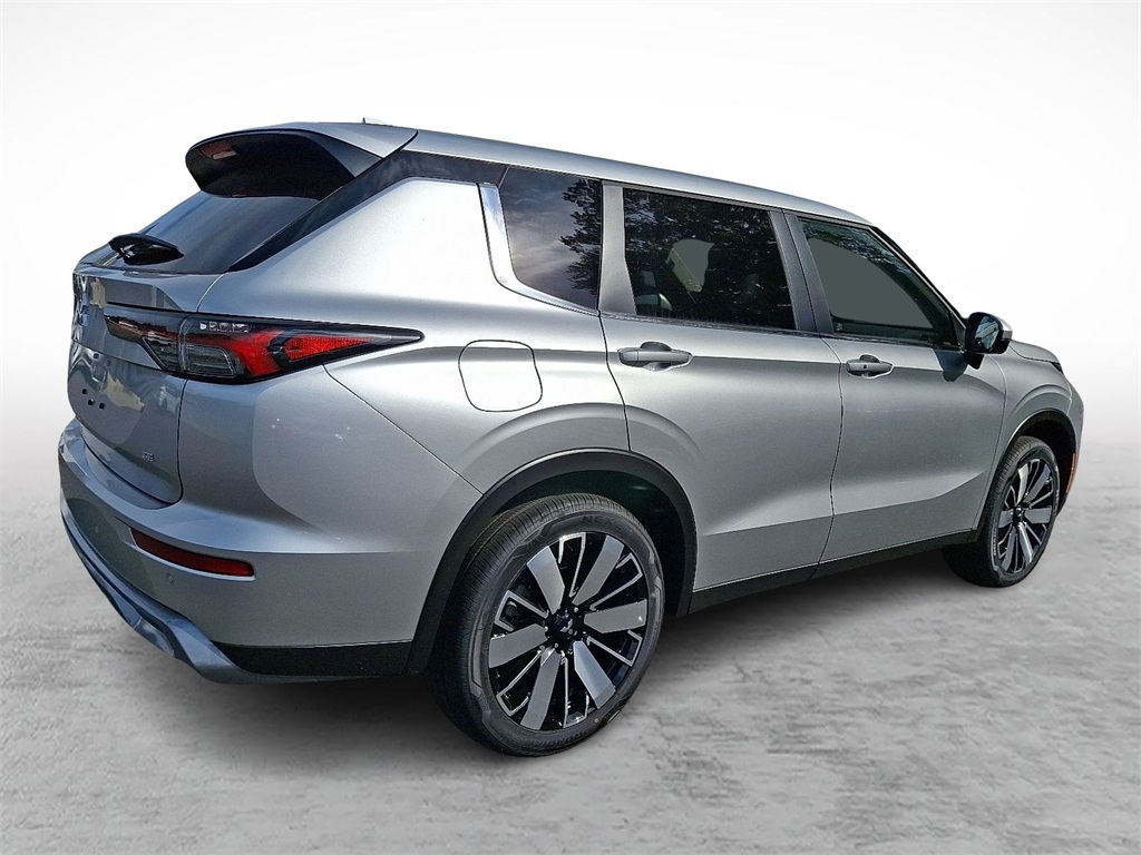 2025 Mitsubishi Outlander SE photo 4