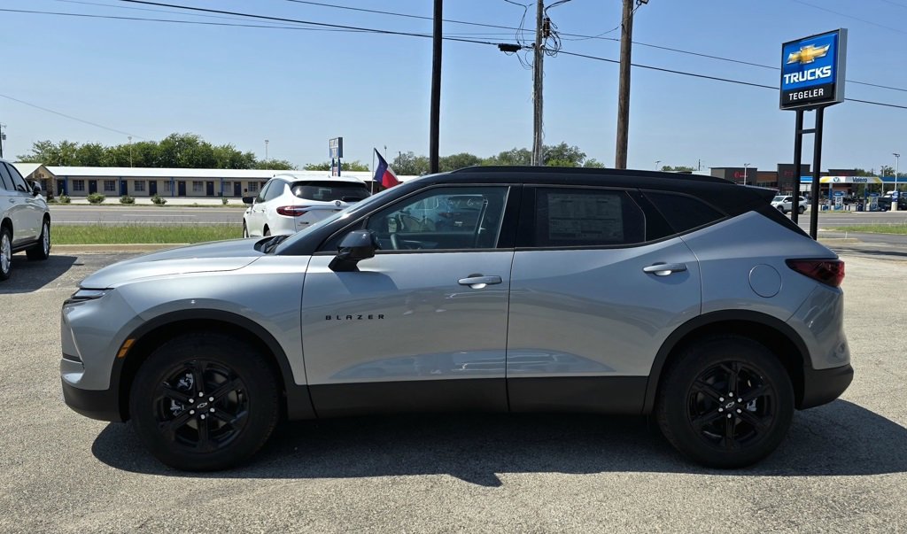2025 Chevrolet Blazer 2LT photo 2