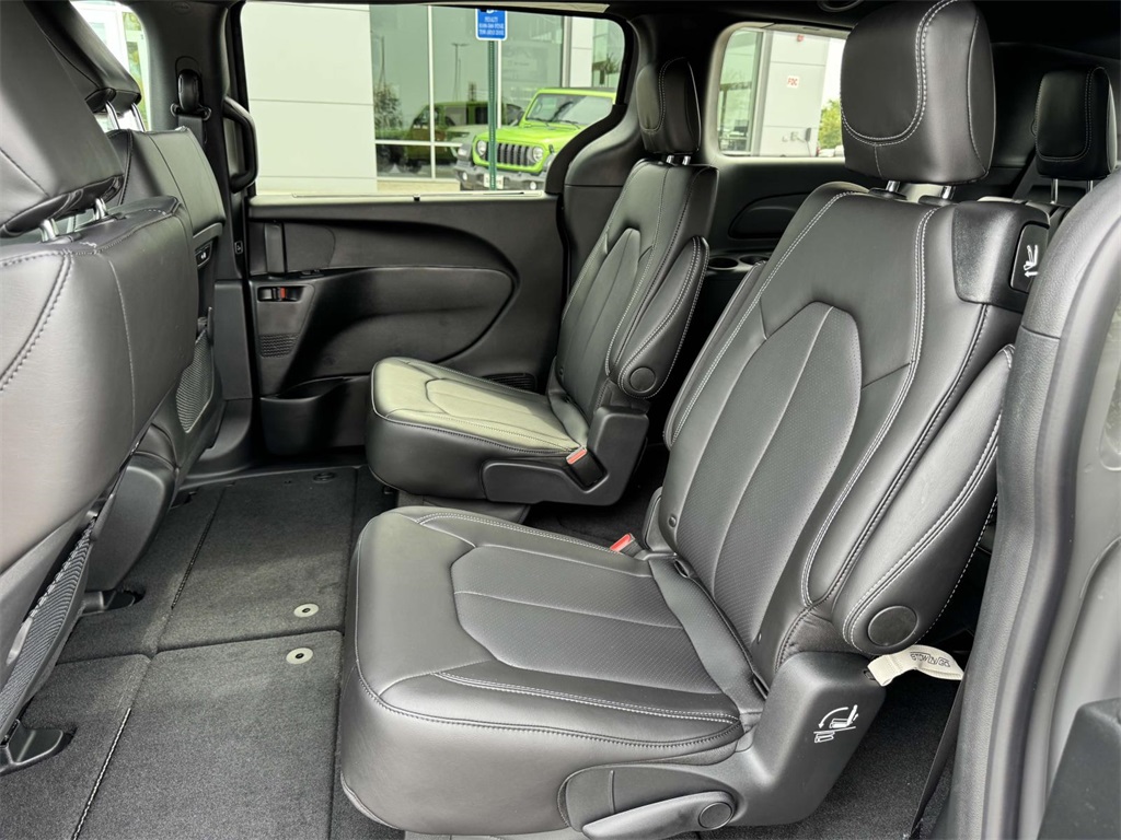 2025 Chrysler Pacifica photo 13