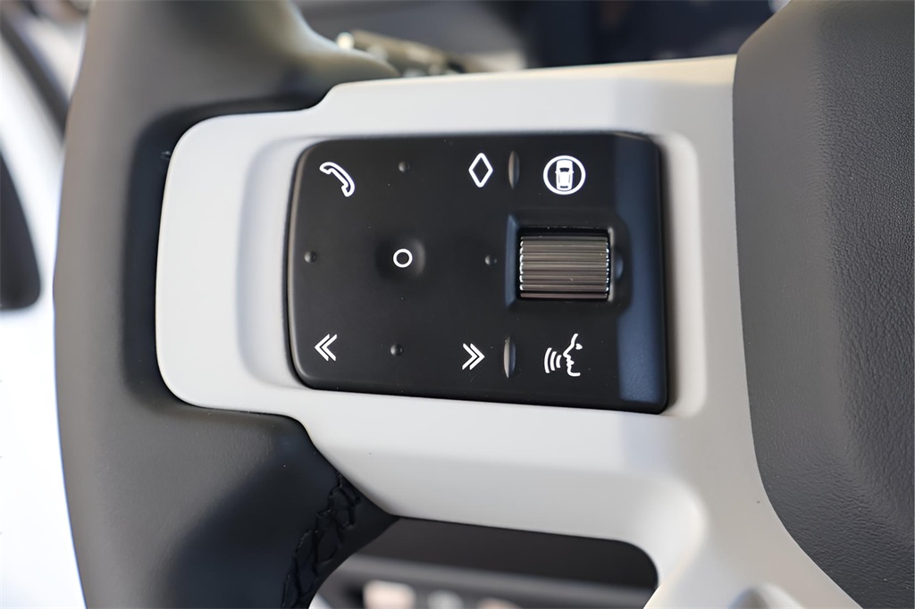 2025 Land Rover Defender 110 S photo 18