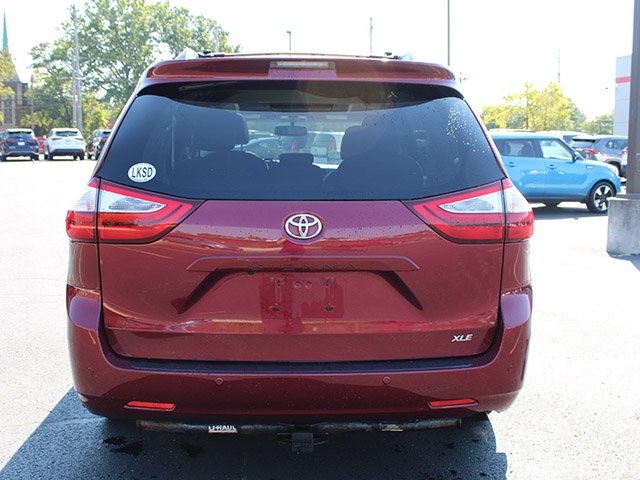 2017 Toyota Sienna XLE photo 8