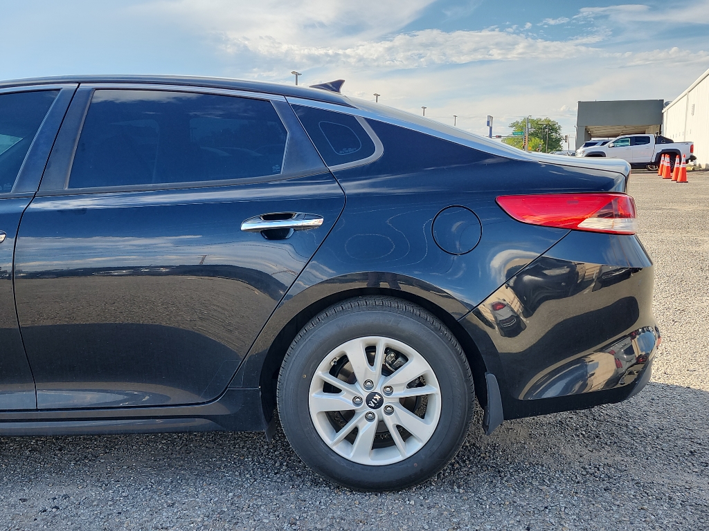 2017 Kia Optima LX photo 9
