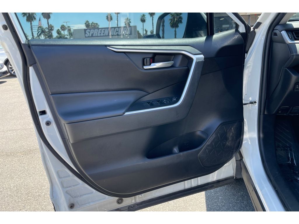 2023 Toyota RAV4 XLE photo 10