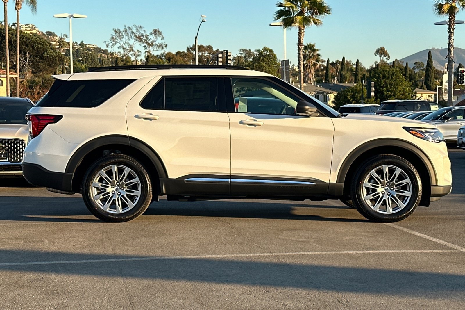 2025 Ford Explorer photo 2