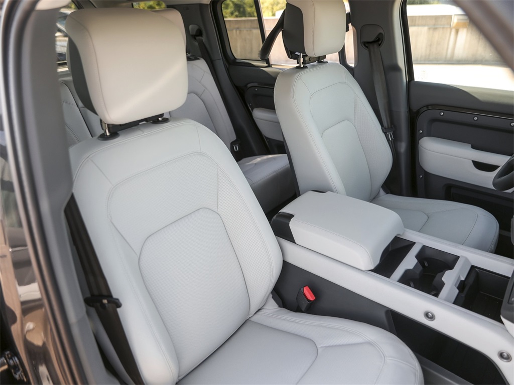 2026 Land Rover Defender 110 S photo 34