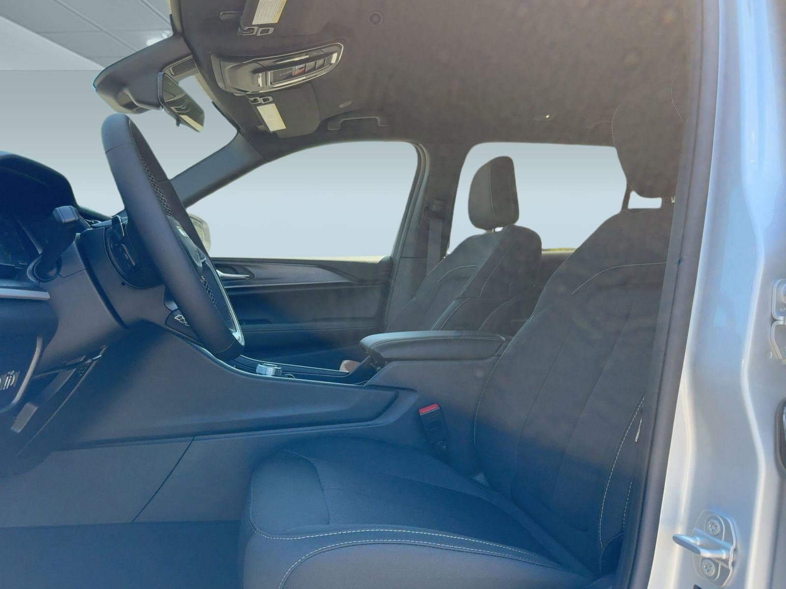 2025 Jeep Grand Cherokee Laredo photo 4