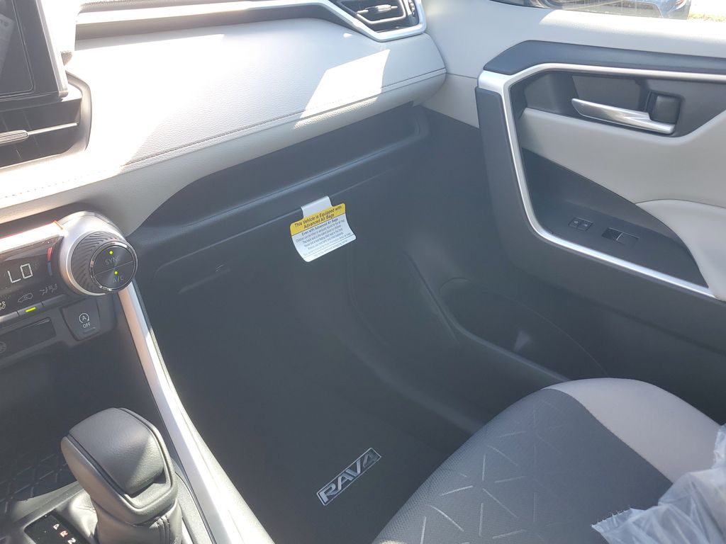 2025 Toyota RAV4 XLE photo 22