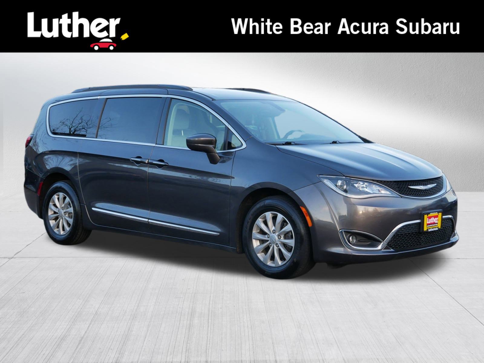 2017 Chrysler Pacifica Touring-L's photo