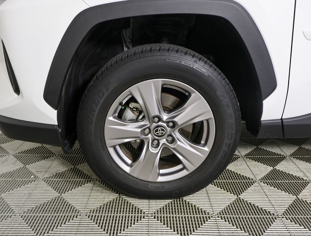 2023 Toyota RAV4 XLE photo 5