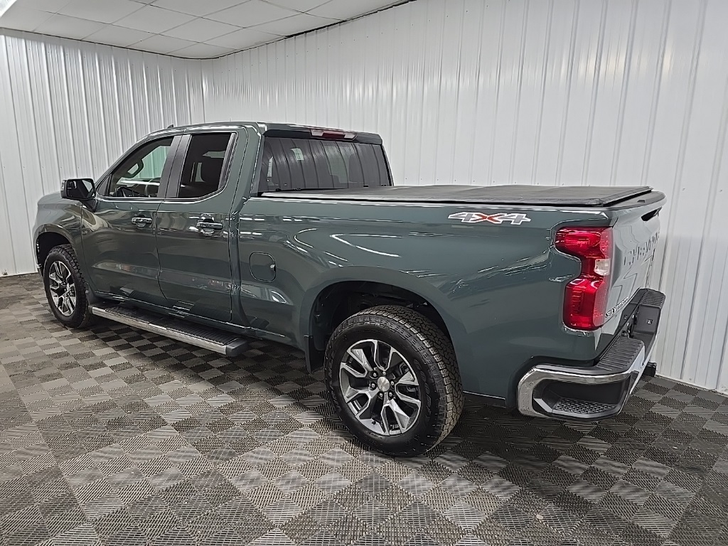 2025 Chevrolet Silverado 1500 LT photo 4