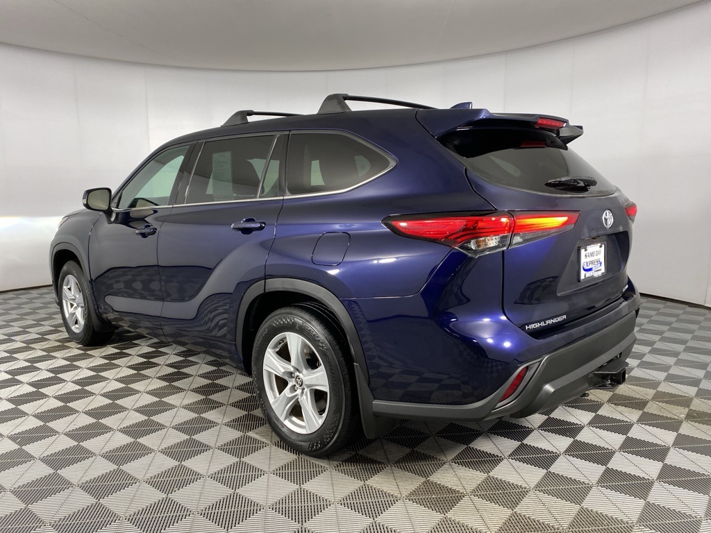 2021 Toyota Highlander LE photo 3