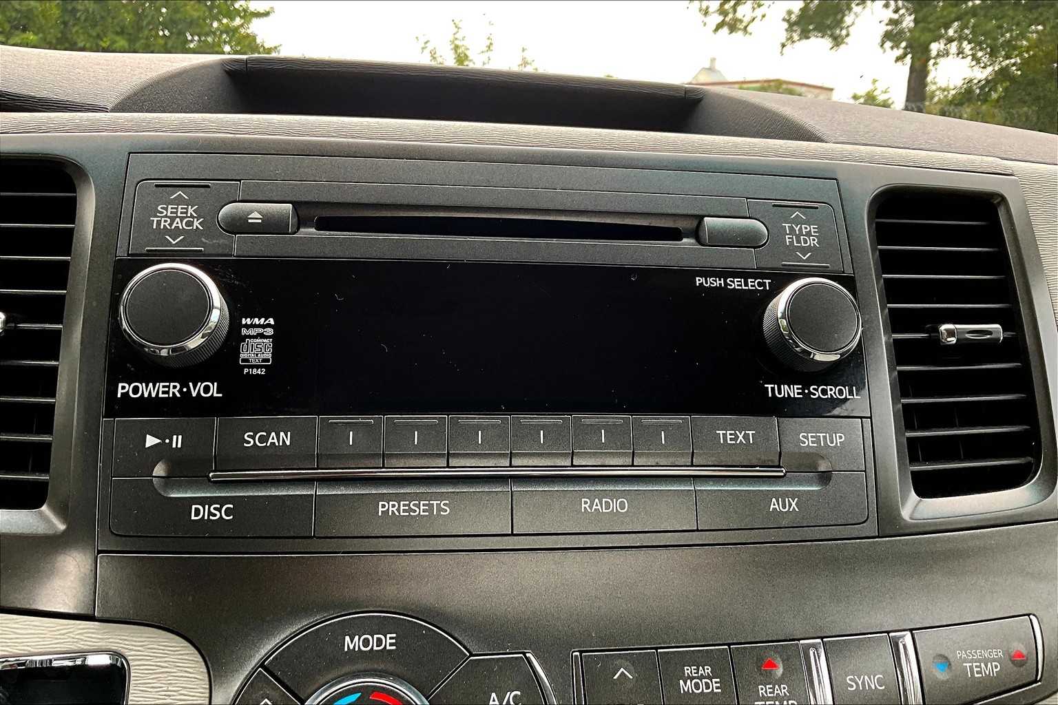 2014 Toyota Sienna LE photo 32