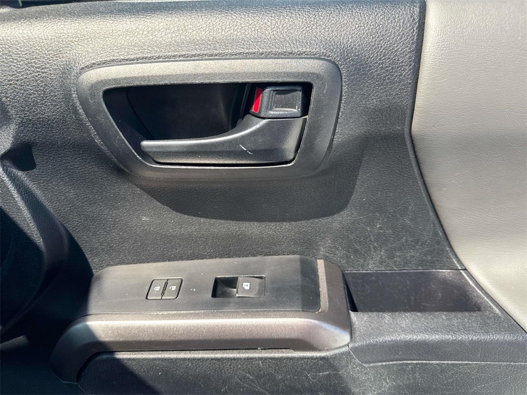 2023 Toyota Tacoma SR5 photo 13