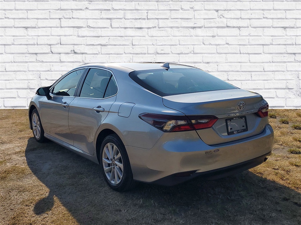 2023 Toyota Camry LE photo 3