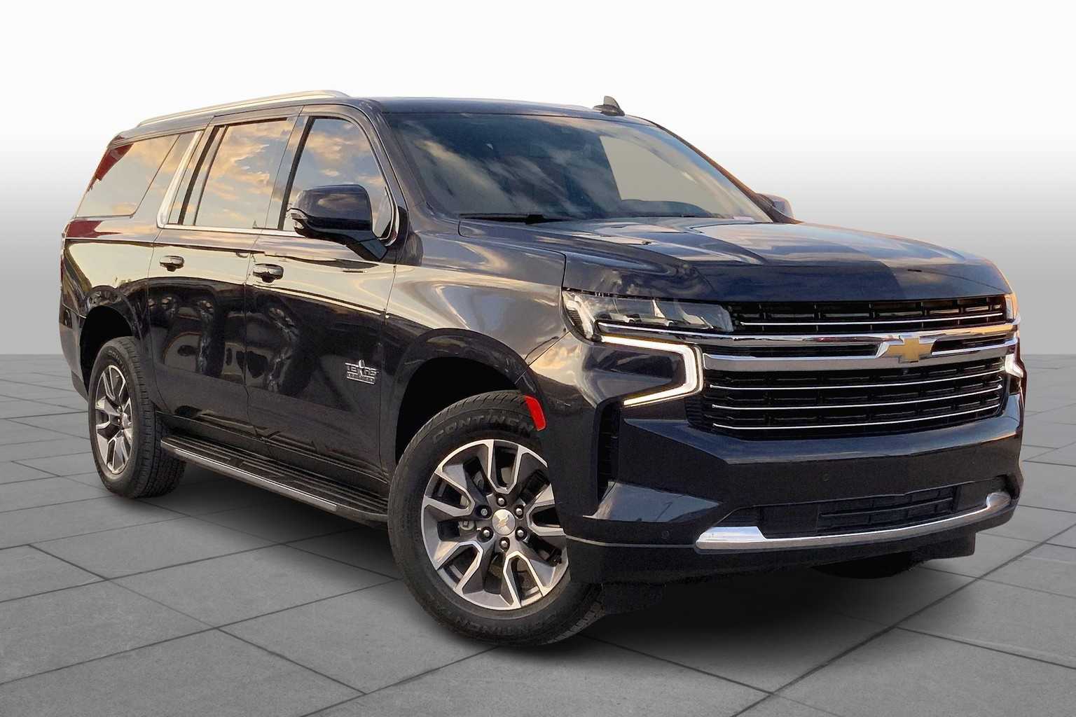 2022 Chevrolet Suburban LT photo 2